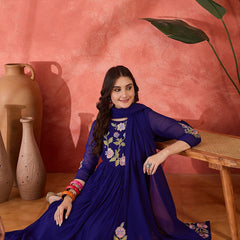Women's Silk Blend Kurta Pant Set With Silk Blend Dupatta