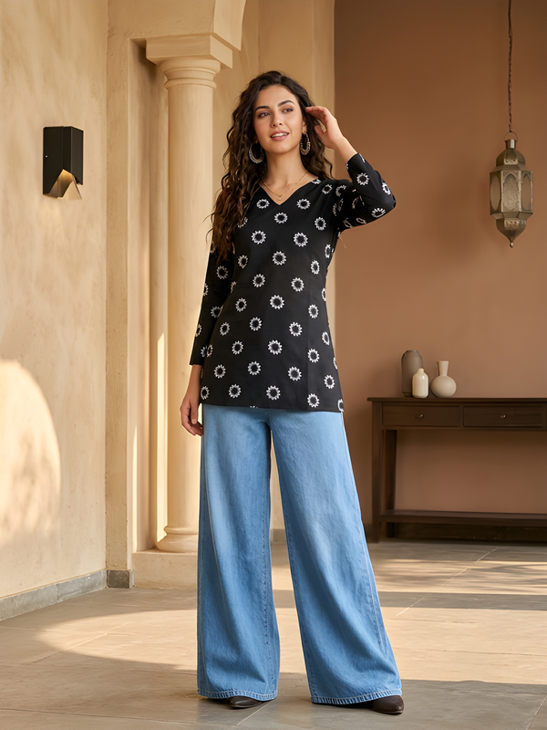 Women’s Black Cotton Printed Straight Short Kurti