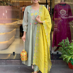 Parampara Silk Kurta Set With Organza Dupatta