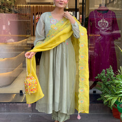 Parampara Silk Kurta Set With Organza Dupatta