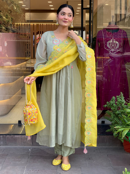 Parampara Silk Kurta Set With Organza Dupatta