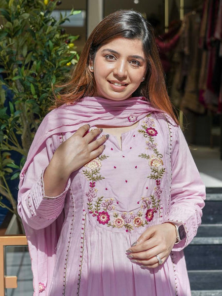 Women's Chanderi Silk Embroidered Kurta Pant Set With Organza Dupatta