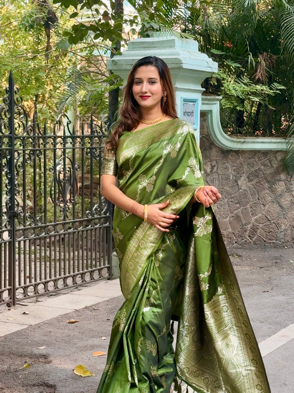 Woven Design Banarasi Silk Blend Saree With Blouse Piece
