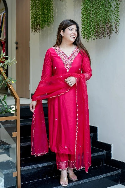 Women's Embroidered Viscose Chanderi Straight Kurta With Pant & Organza Dupatta Set
