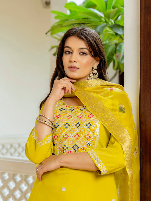 Women's Viscose Shimar Embroidered Kurta with Bottom & Jacquard Tabby Organza Dupatta Set