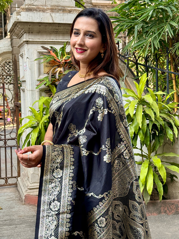 Woven Design Banarasi Silk Blend Saree With Blouse Piece