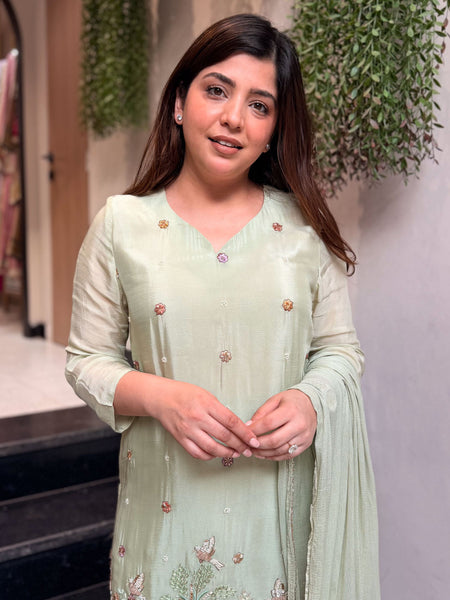 Women’s Crepe Embroidered Kurti With Plain Bottom & Nazmin Dupatta Set