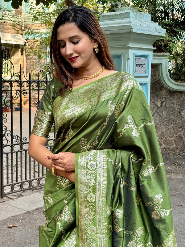 Woven Design Banarasi Silk Blend Saree With Blouse Piece