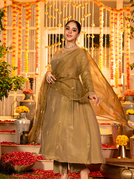 Women's Chanderi Silk Embroidered Kurta Pant Set With Organza Dupatta