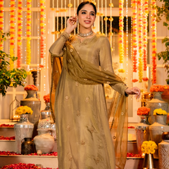 Women's Chanderi Silk Embroidered Kurta Pant Set With Organza Dupatta