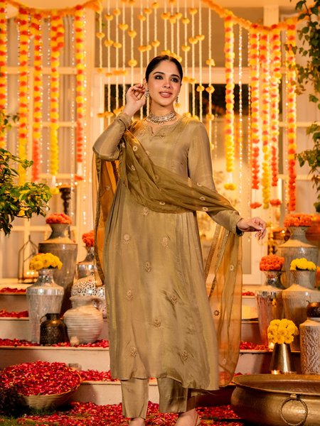 Women's Chanderi Silk Embroidered Kurta Pant Set With Organza Dupatta