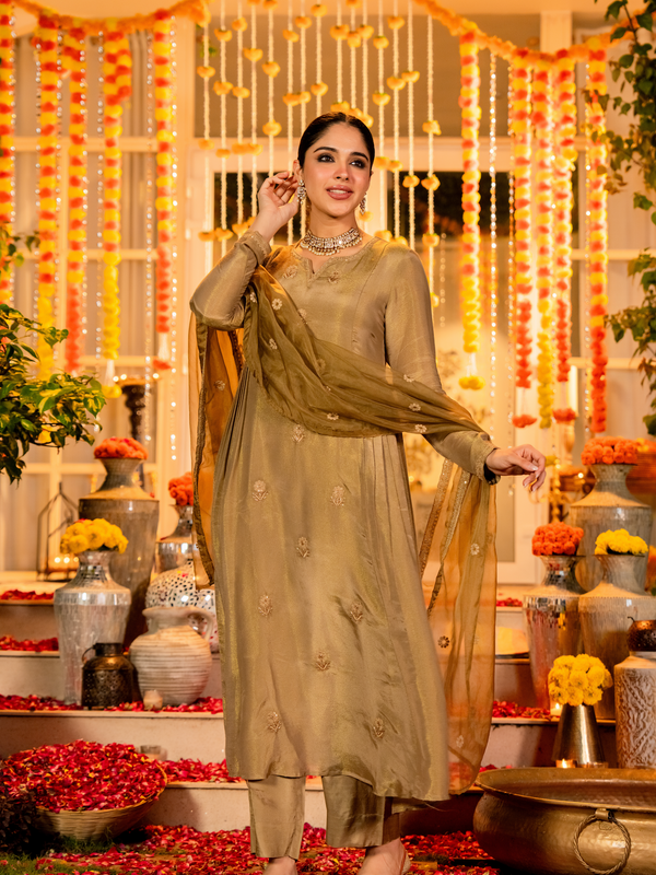 Women's Chanderi Silk Embroidered Kurta Pant Set With Organza Dupatta