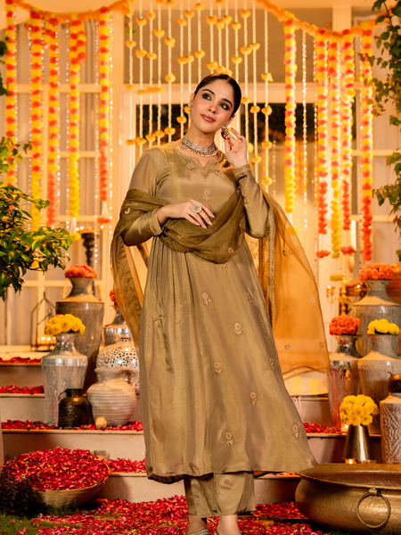 Women's Chanderi Silk Embroidered Kurta Pant Set With Organza Dupatta