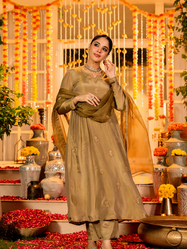 Women's Chanderi Silk Embroidered Kurta Pant Set With Organza Dupatta