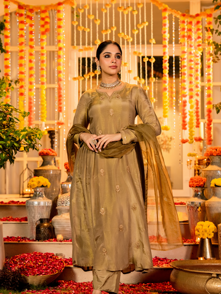 Women's Chanderi Silk Embroidered Kurta Pant Set With Organza Dupatta