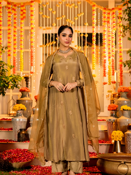 Women's Chanderi Silk Embroidered Kurta Pant Set With Organza Dupatta