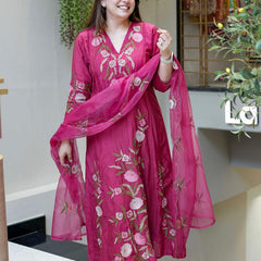 Women's Chanderi Silk Embroidered Kurta Pant Set With Organza Dupatta