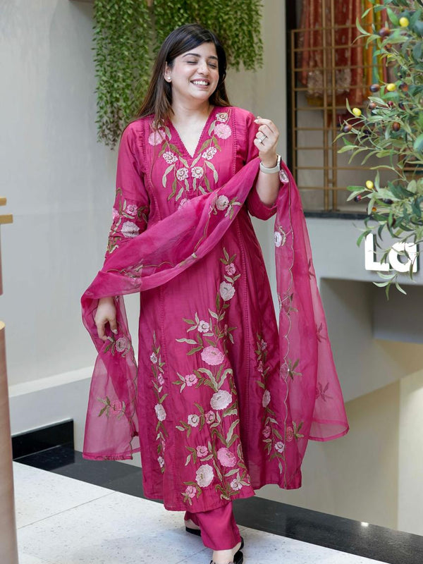 Women's Chanderi Silk Embroidered Kurta Pant Set With Organza Dupatta