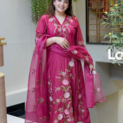 Women's Chanderi Silk Embroidered Kurta Pant Set With Organza Dupatta
