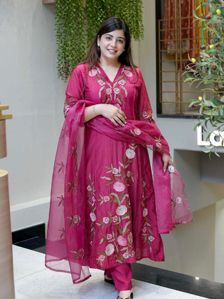 Women's Chanderi Silk Embroidered Kurta Pant Set With Organza Dupatta