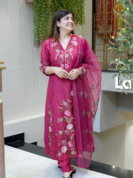 Women's Chanderi Silk Embroidered Kurta Pant Set With Organza Dupatta