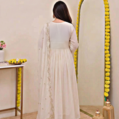 Women's Chanderi Silk Embroidered Kurta Pant Set With Chanderi Dupatta